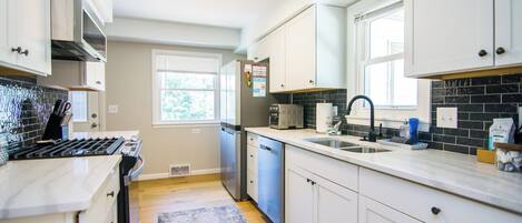 Refrigerador, microondas, lavavajillas y tostadora