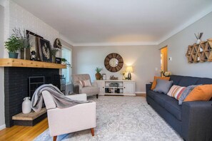 Smart-TV, Kamin, Tischfußball, Bücher