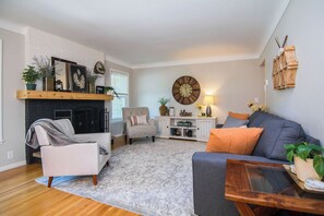 Smart-TV, Kamin, Tischfußball, Bücher