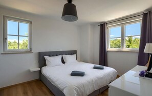 3 室のベッドルーム、旅行用ベビーベッド、WiFi (無料)、ベッドシーツ