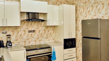 Frigorífico grande, microondas, horno y licuadora