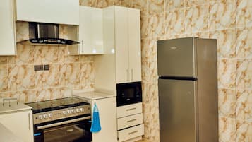 Deluxe Apartment | Private kitchen | Full-size fridge, microwave, oven, blender