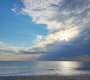 Beach nearby, sun-loungers, beach towels - 9 MINUTE WALK TO THE BEACH; BEAUTIFULLY DECORATED; GREAT SIDE-STREET LOCATION  (Kill Devil Hills)