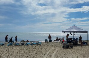 Vlak bij het strand, ligstoelen, strandlakens