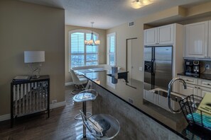 冷蔵庫、電子レンジ、オーブン、コンロ