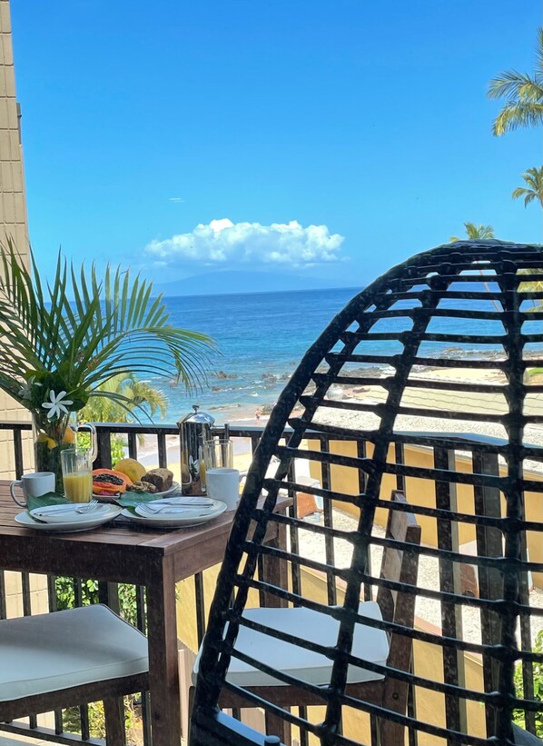 Outdoor dining - Oceanfront Condo & Pool, Beautiful views & Sunsets (Kihei)