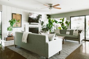 Smart TV, fireplace, table tennis, books - Desert Sky Ranch: Heated Pool, Mountain Views, Ping-pong, Fire Pit (Phoenix)