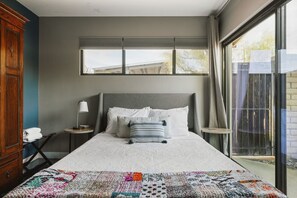 4 bedrooms, in-room safe, desk, iron/ironing board - Desert Sky Ranch: Heated Pool, Mountain Views, Ping-pong, Fire Pit (Phoenix)