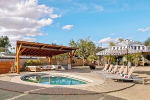 A heated pool - Desert Sky Ranch: Heated Pool, Mountain Views, Ping-pong, Fire Pit (Phoenix)