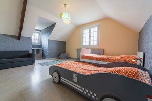 4 bedrooms, desk, Internet, bed sheets