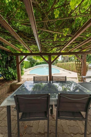 Outdoor dining - Champ de Gain: family home with swimming pool 10 minutes from Futuroscope (Saint-Georges-lès-Baillargeaux)