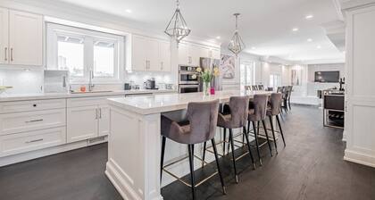 Beautiful Oasis In the city with Heated Pool