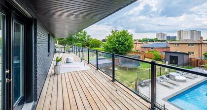 Beautiful Oasis In the city with Heated Pool