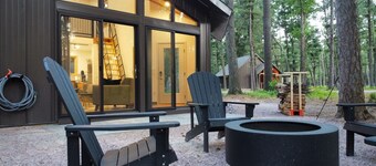 Deer Cabin @ Orange Tractor Retreat: a new, 3BR modern cabin on 40 private acres