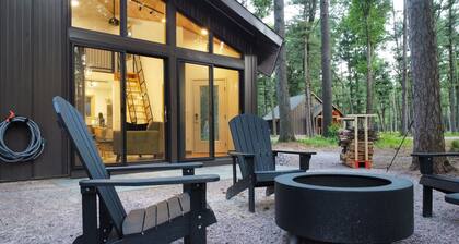 Deer Cabin @ Orange Tractor Retreat: a new, 3BR modern cabin on 40 private acres