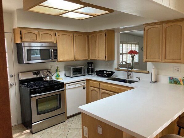 Private kitchen - 4 Bedroom Home Close to Fair Grounds (Indio)