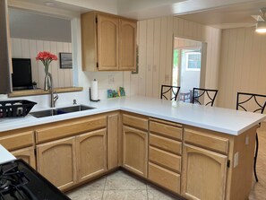 Private kitchen - 4 Bedroom Home Close to Fair Grounds (Indio)