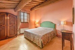 5 chambres, fer et planche à repasser, Wi-Fi, draps fournis