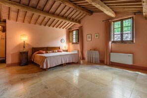 5 slaapkamers, een strijkplank/strijkijzer, wifi, beddengoed