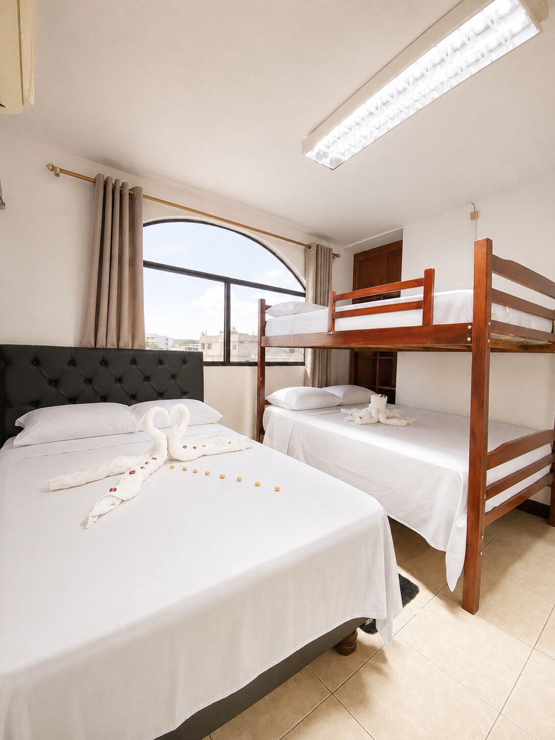 2 chambres, fer et planche à repasser, Wi-Fi gratuit, draps fournis