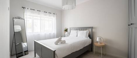 1 soverom, skrivebord, strykejern/-brett og internettilgang