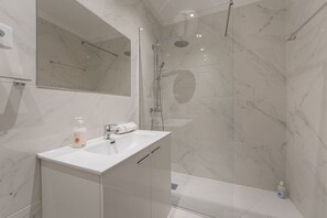 Shower, hair dryer, towels - GuestReady - Amazing stay near Cedofeita Church (Porto)