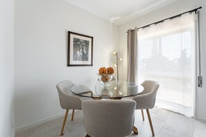 Dining - GuestReady - Amazing stay near Cedofeita Church (Porto)