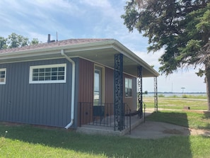 Exterior - Cozy Beach Cottage. Great lake views. Lake access! Sleeps 6 efficiently. (Storm Lake)