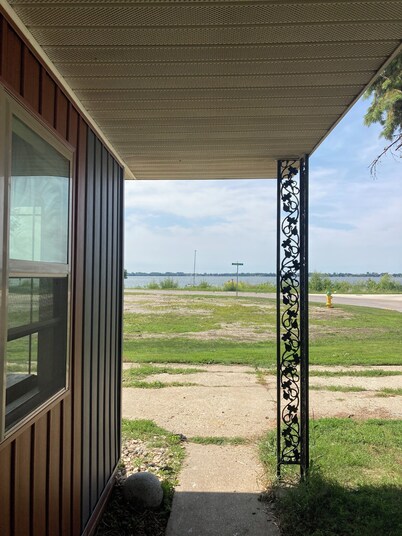 Cozy Beach Cottage. Great lake views. Lake access! Sleeps 6 efficiently. 