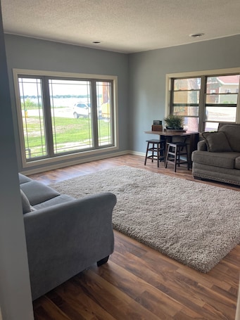 Smart TV, books. Cozy Beach Cottage. Great lake views. Lake access! Sleeps 6 efficiently.