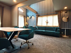 Appartamento familiare, 3 camere da letto, non fumatori | Area soggiorno | TV a schermo piatto 55 pollici con canali digitali