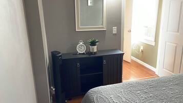 1 slaapkamer, een bureau, een strijkplank/strijkijzer, reisbedje