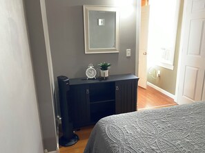 1 bedroom, desk, iron/ironing board, travel cot - Spencer Village Colonial 2 (Spencer)