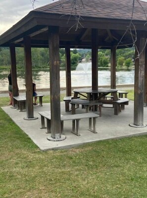 Outdoor dining - Spencer Village Colonial 2 (Spencer)