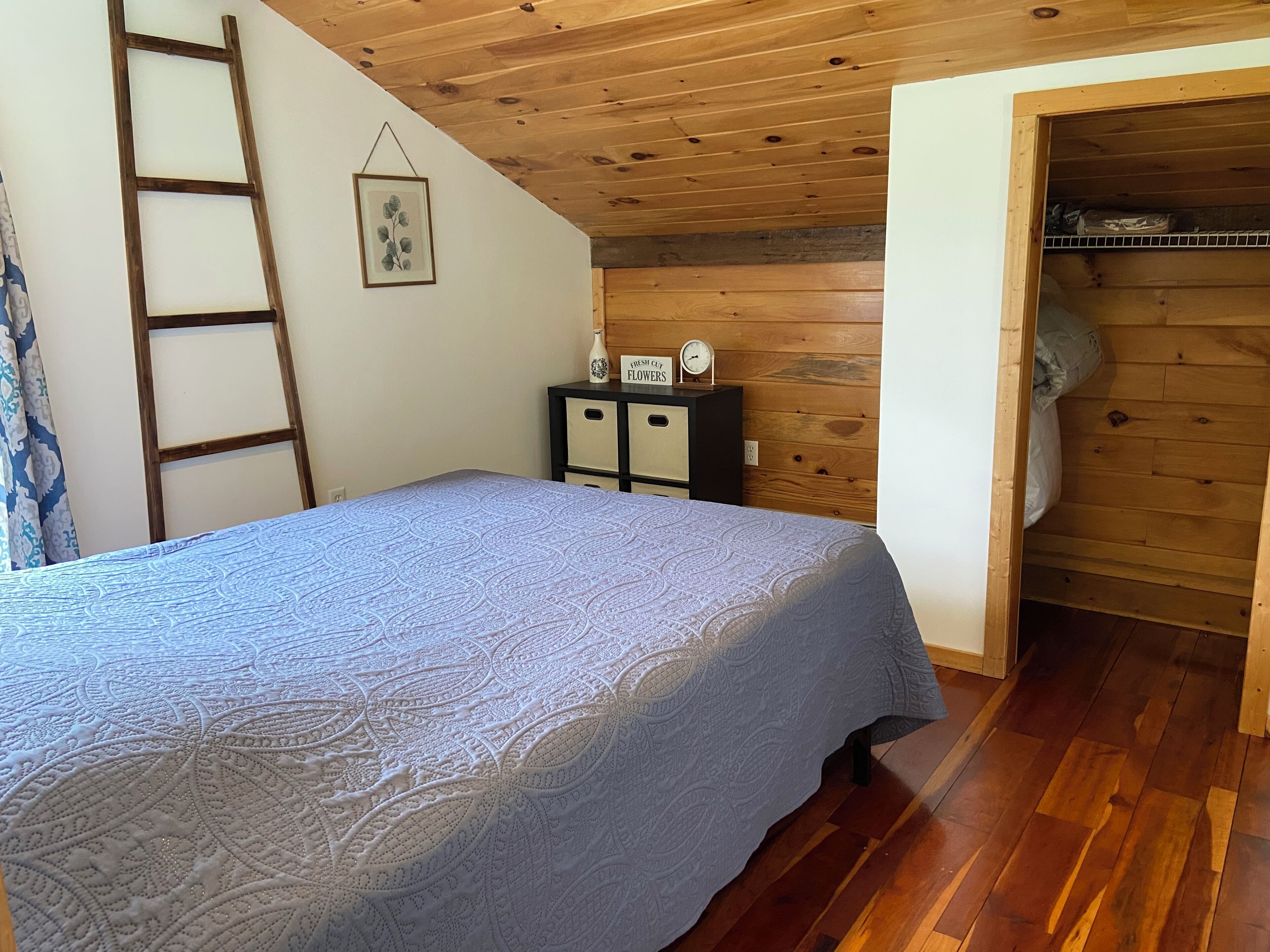 3 bedrooms, desk, iron/ironing board, travel crib