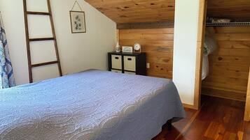 3 bedrooms, desk, iron/ironing board, travel crib