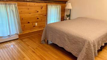 3 habitaciones, escritorio y tabla de planchar con plancha