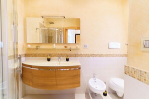 Regadera, secadora de cabello, bidet, toallas