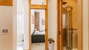 1 dormitorio, tabla de planchar con plancha, Internet y ropa de cama