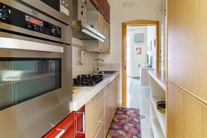 Microondas, horno, placa de cocina, lavavajillas