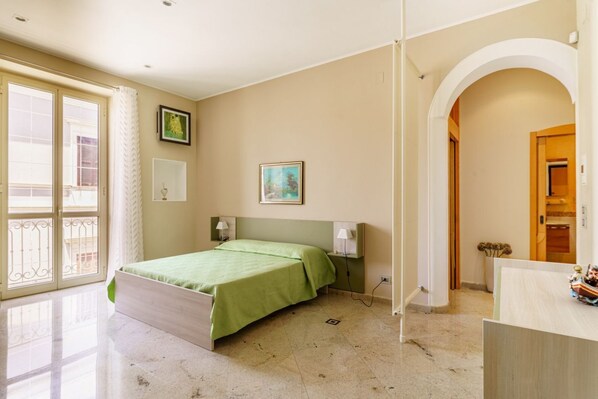 1 habitación, tabla de planchar con plancha, internet y ropa de cama