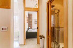 1 habitación, tabla de planchar con plancha, internet y ropa de cama 