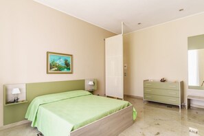 1 habitación, tabla de planchar con plancha, internet y ropa de cama