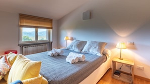 Room - Exclusive Duplex Apartment with pool and view (Strognano)