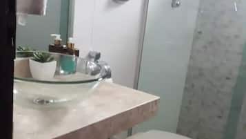 淋浴设施、毛巾、肥皂、洗发水