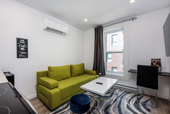 Living area - #301_Downtown's Exquisite Luxury One-Bedroom (Montreal)