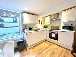 Private kitchen - Cozy Basement Apt⚡️Historical Building ⚡️Central Cambridge (Cambridge)