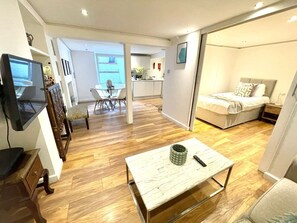 1 bedroom, iron/ironing board, WiFi, bed sheets - Cozy Basement Apt⚡️Historical Building ⚡️Central Cambridge (Cambridge)