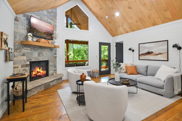 Smart-TV, Kamin, Stereoanlage