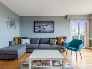 Télévision, table de tennis de table, livres